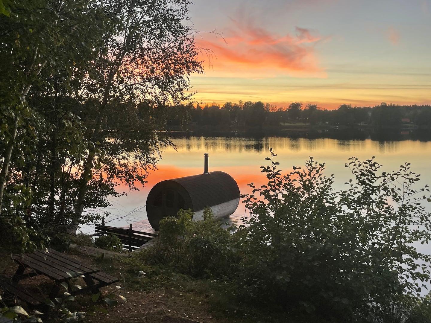 Bastun vid stranden i solnedgång