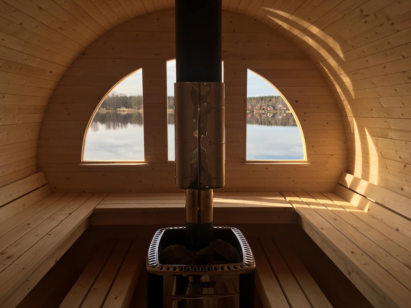 Bastuns insida med vedkamin och utsikt över sjön